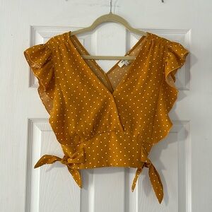 Umgee mustard yellow polka dot women’s flutter sleeve top. Size medium